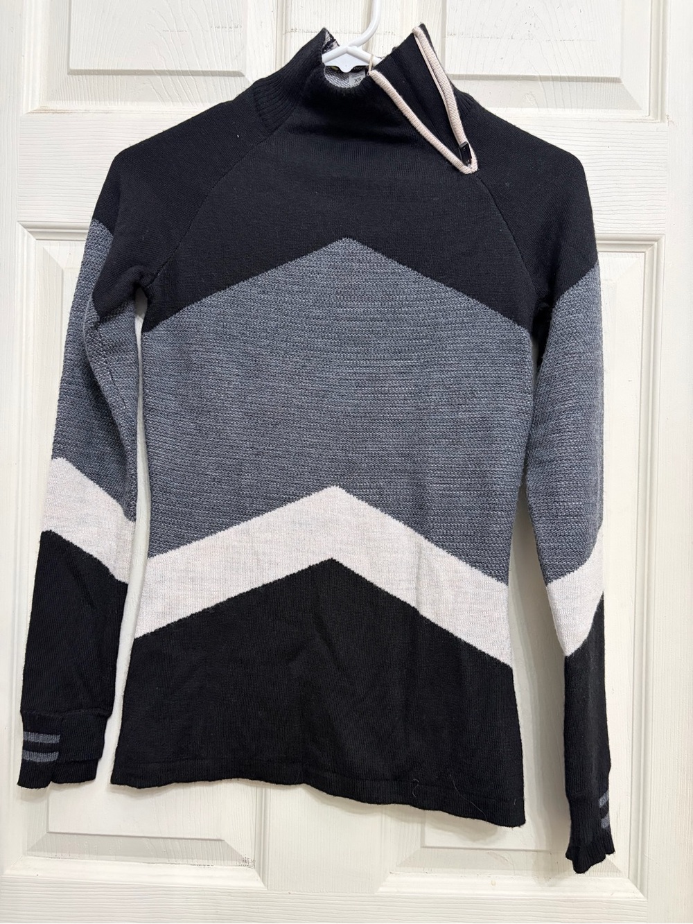 Smartwool Women’s Chevron Colorblock Turtleneck Sweater Black,Gray,Cream size XS
